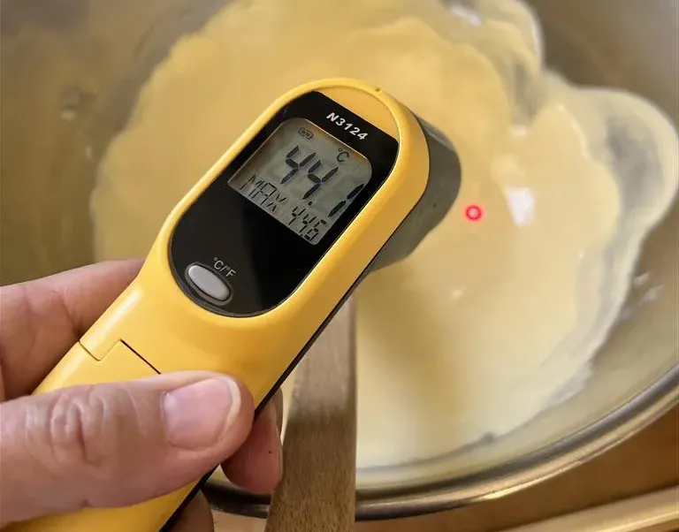 thermomètre laser pour le tempérage du chocolat