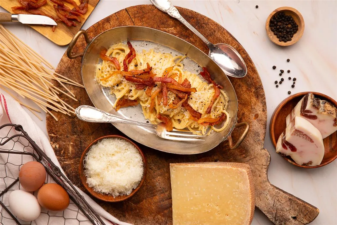 les pâtes carbonara - guanciale et pecorino et parmesan + poivre noir