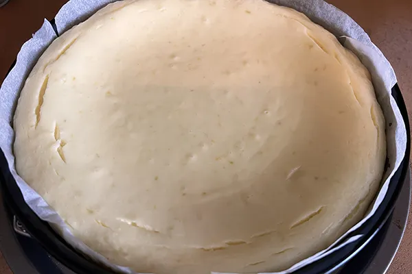 un beau cheese cake cuit sortant du four