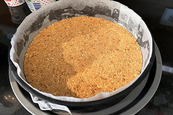 le fond du cheese cake - émiettage de biscuits