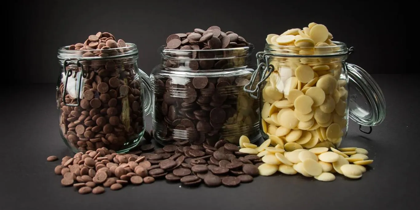 chocolat noir, chocolat lait et chocolat blanc ou ivoire en pistoles ou gouttes