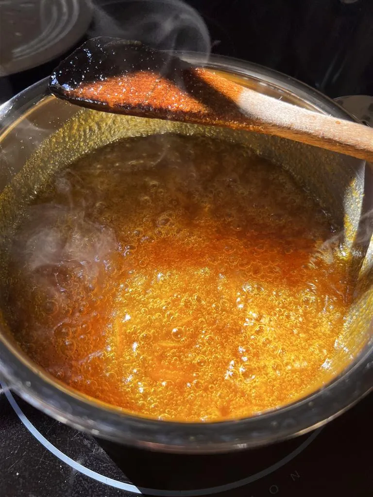 cuisson de la confiture d'écorces d'oranges amères macérées dans le vin d'orange