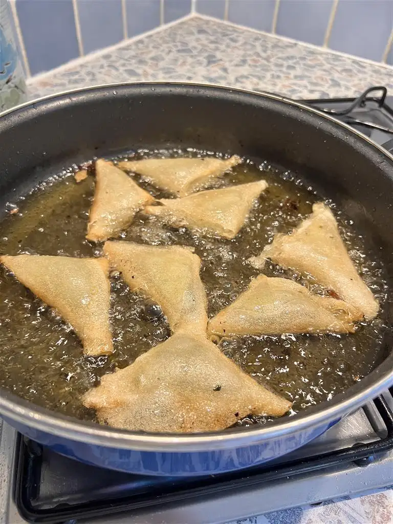 frire les samoussas Réunionnais