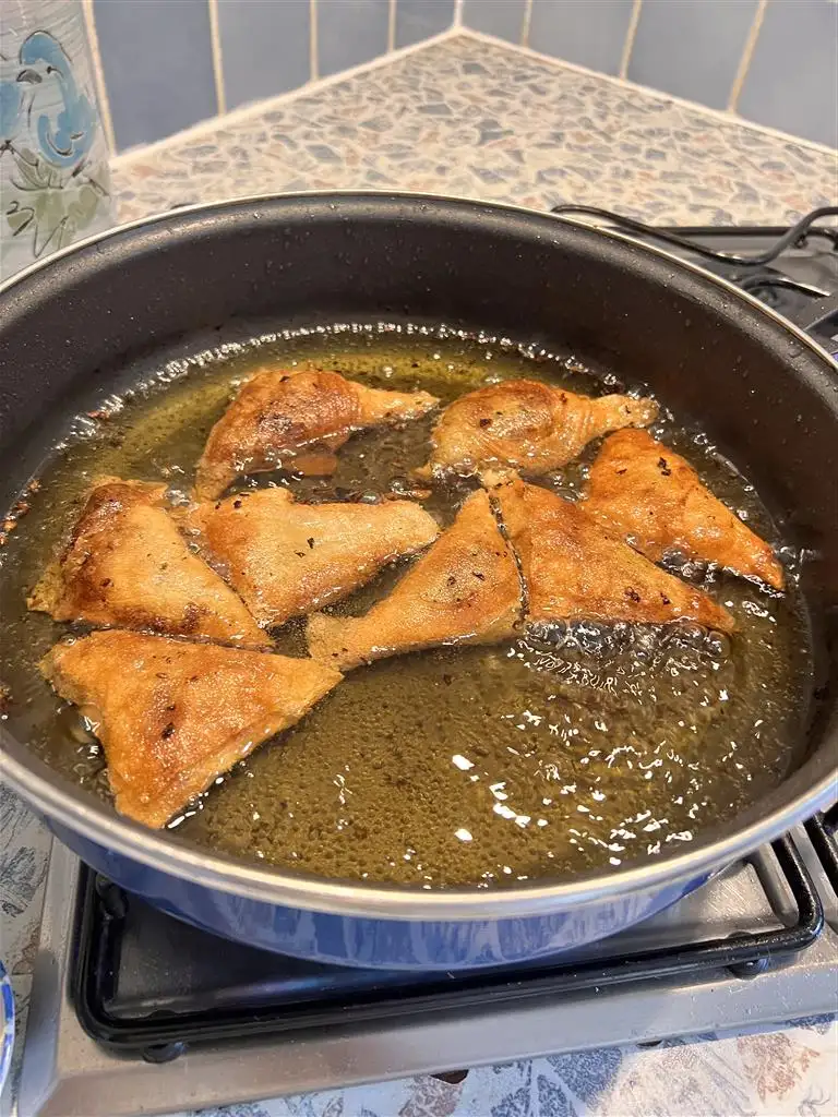 terminer la cuisson des samoussas réunionnais