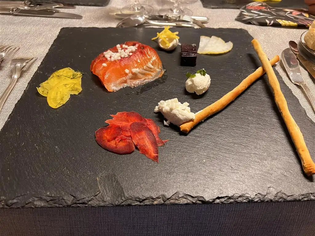 dressage d'une pièce de saumon gravlax