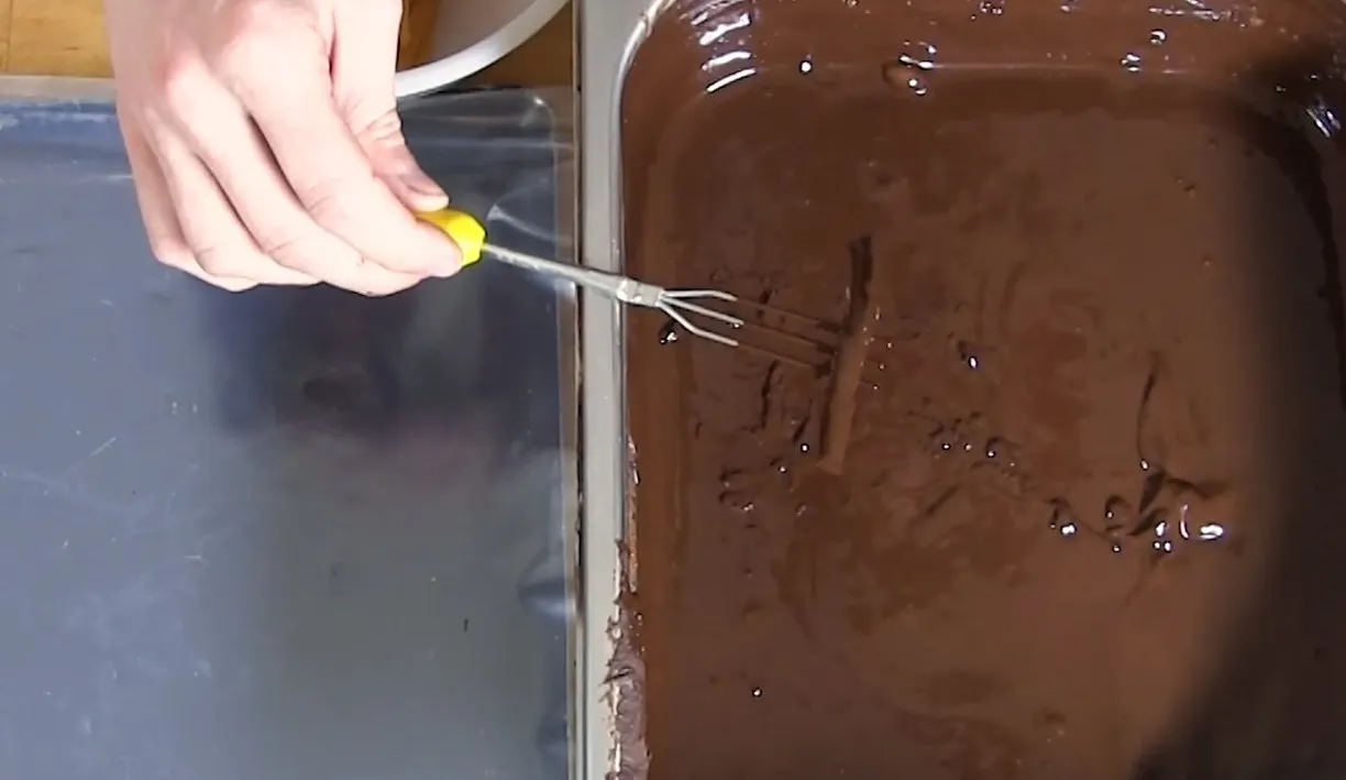 l'enrobage au chocolat noir des orangettes