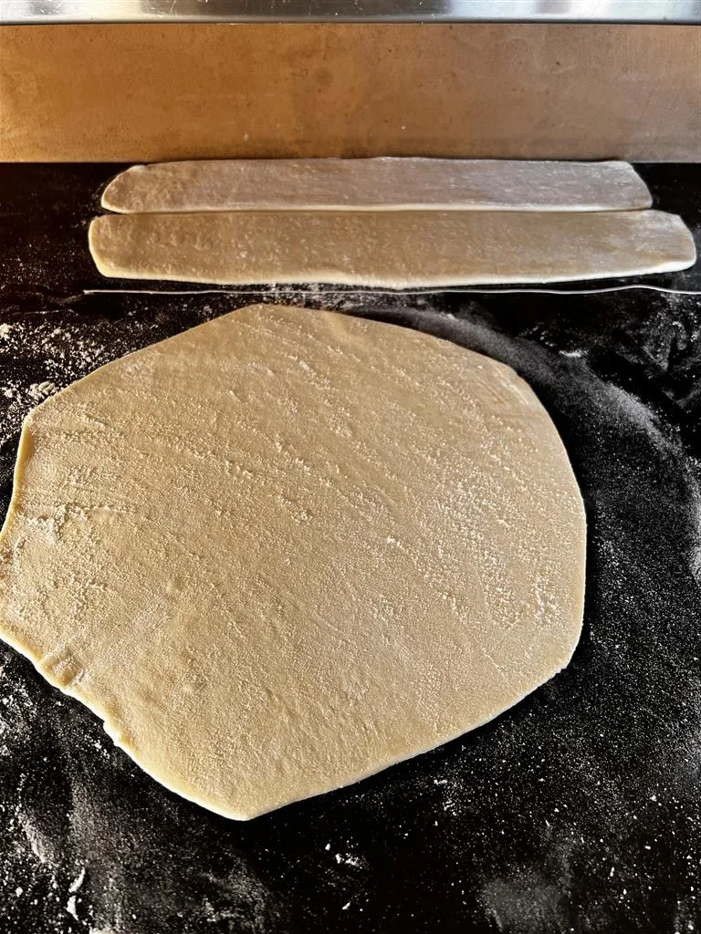 les abaisses de feuilletage et les ingrédients de la garniture