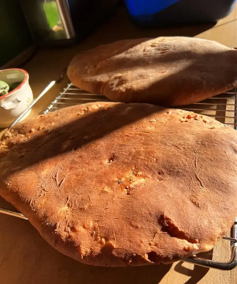  une belle fougassette aux lardons deja bien cuite