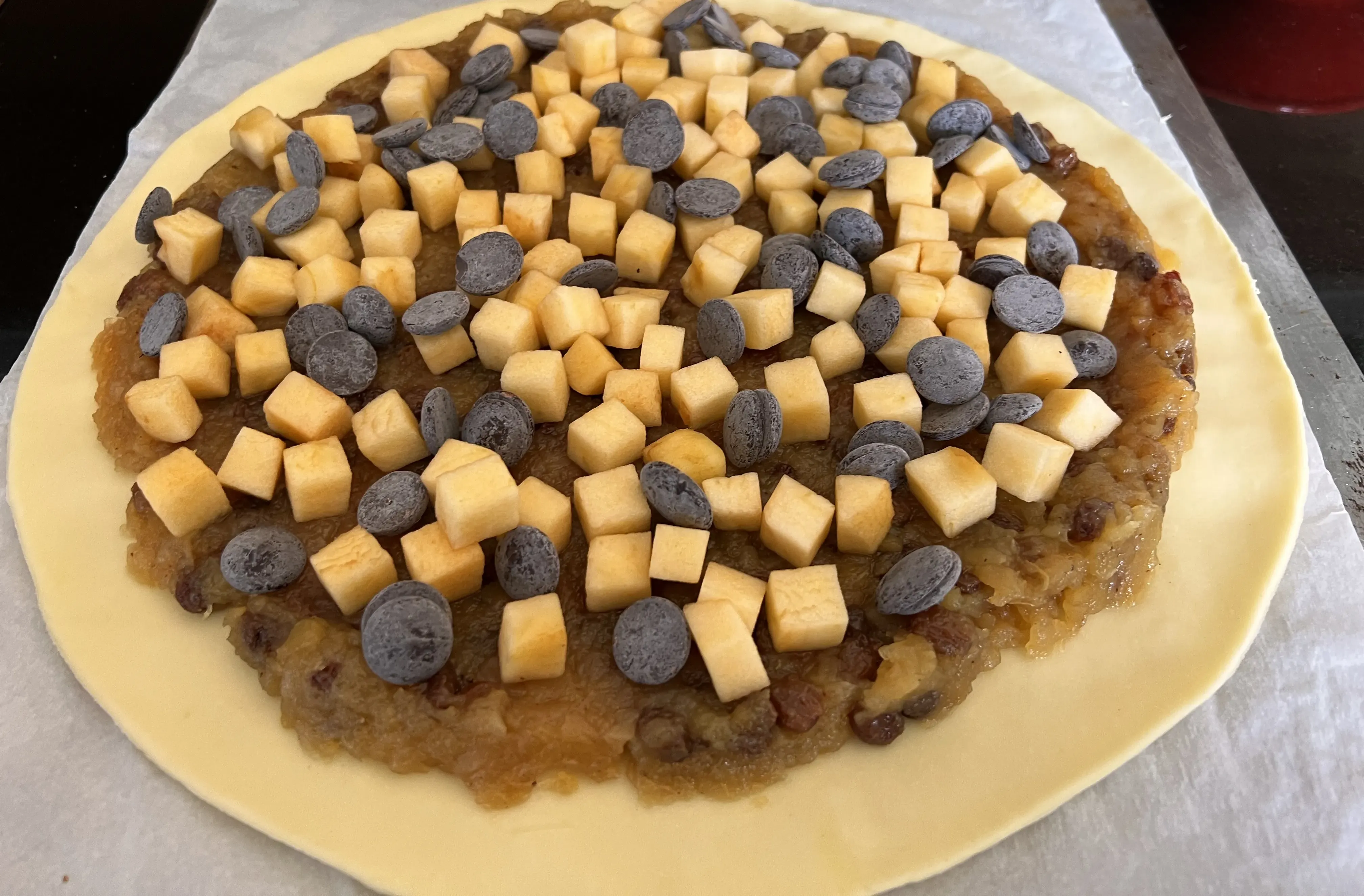 On rajoute la compote, les pommes en dés et les pépites de chocolat