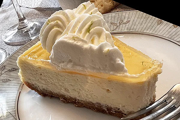un gel citron bien acidulé sur le cheese cake