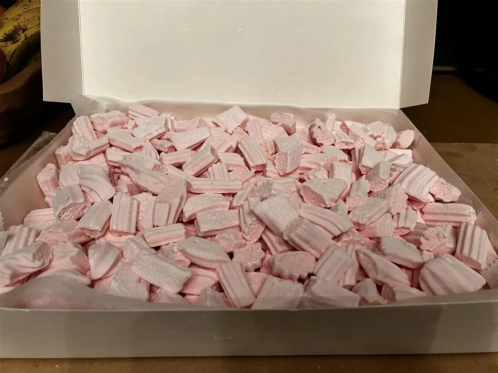 une boite pleine de guimauves maison