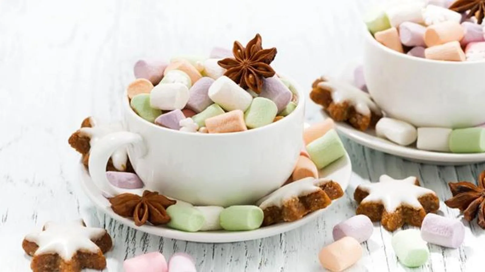 la preparation des guimauves le top en hivers avec un chocolat  chaud devant un film de noël et un feu de cheminée