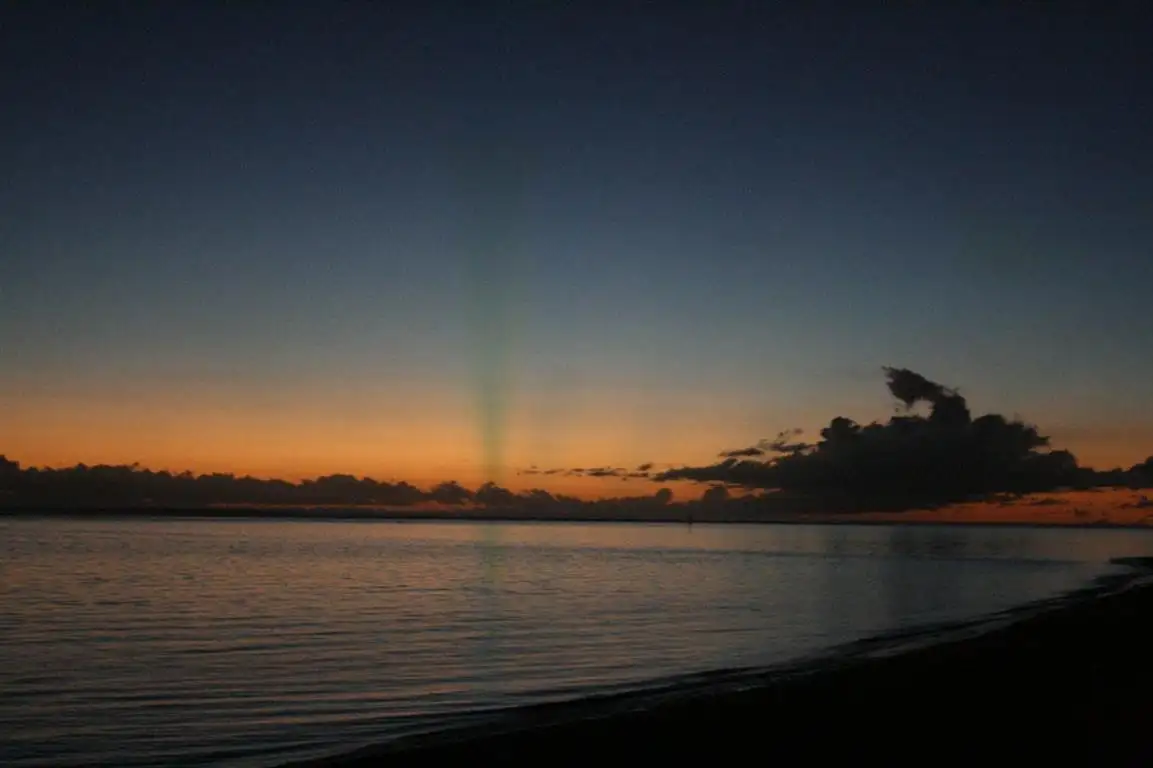 le rayon vert à la plage de la saline les bains ile de la réunion au coucher du soleil