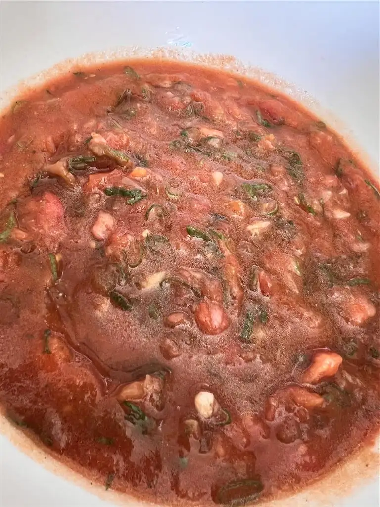 ré incorporer  le jus réduit des tomates dans le rougail