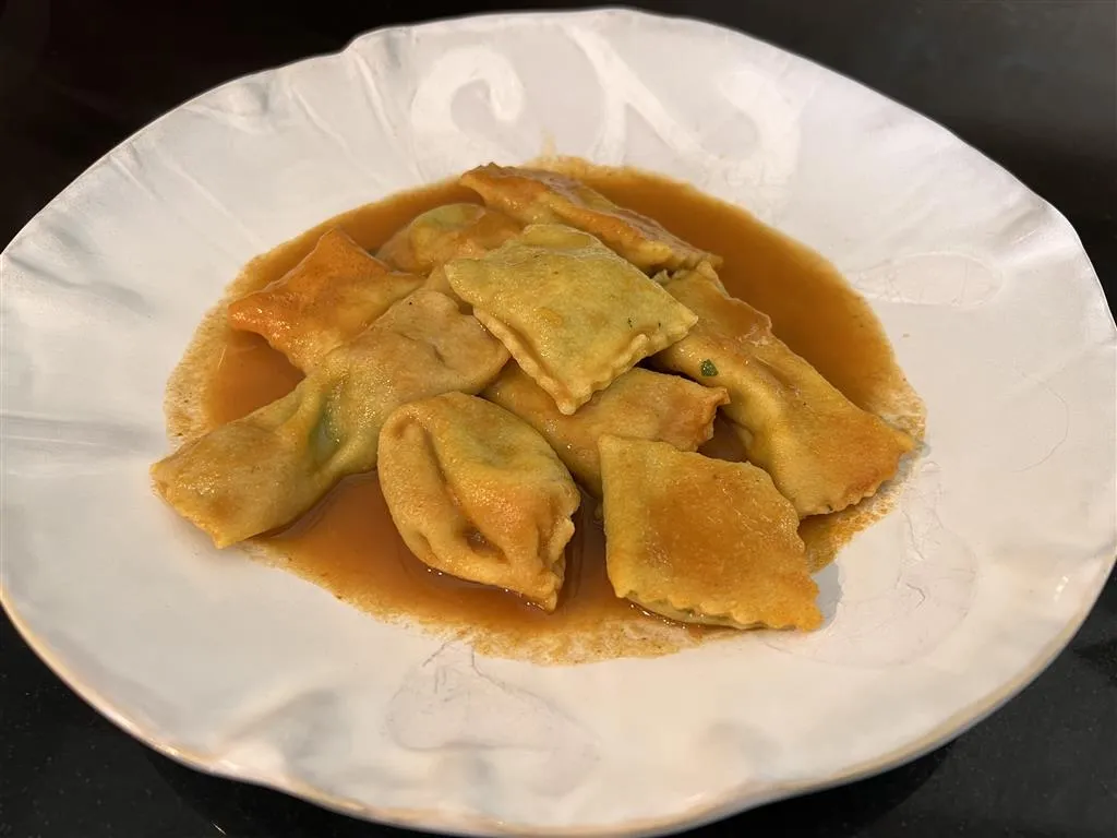 une belle assiette de ravioli