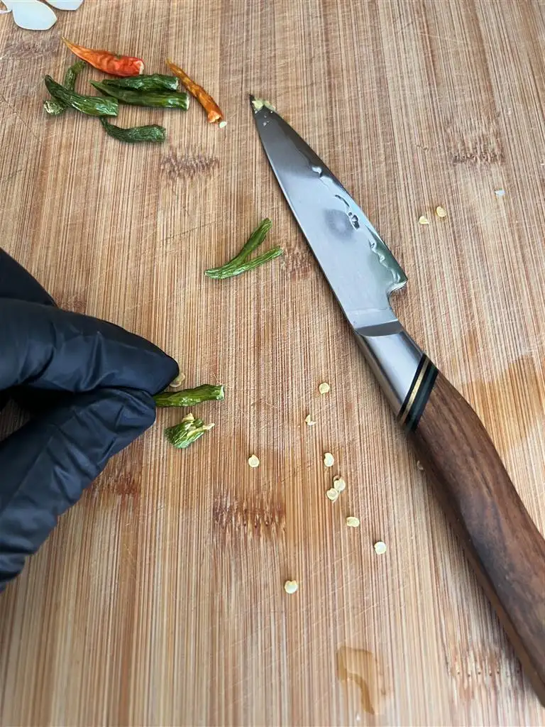 porter des gants en latex lors de la préparation des piments pour les samoussas réunionnais