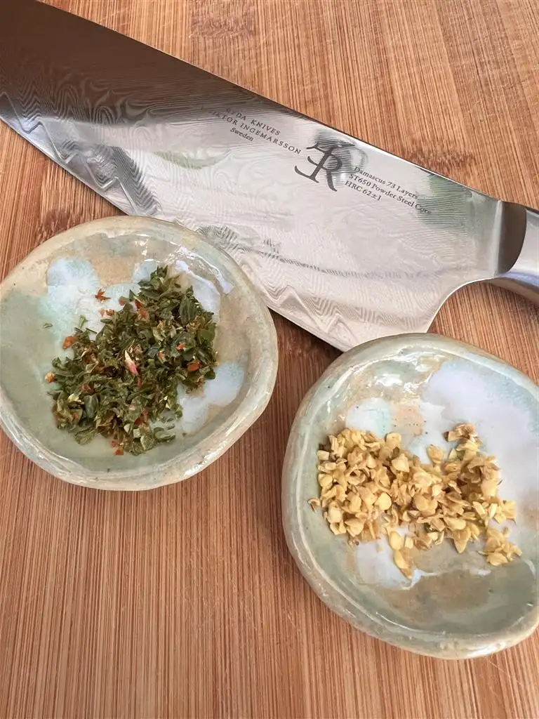 hacher tres fimenst les piments oiseau pour les samoussas Réunionnais