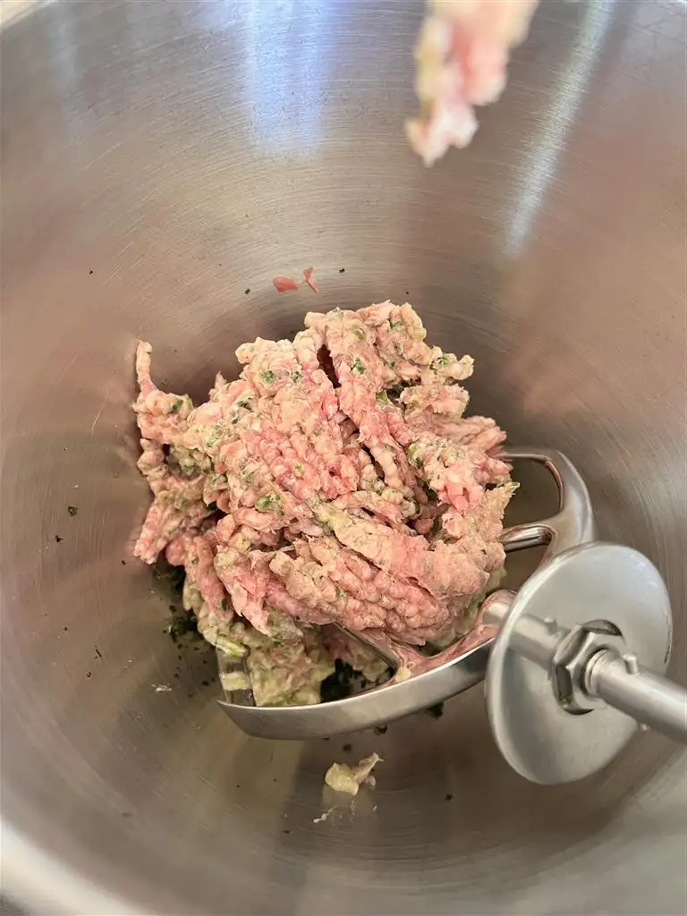 porc passé au hachoir à viande hachée pour les samoussas réunionnais