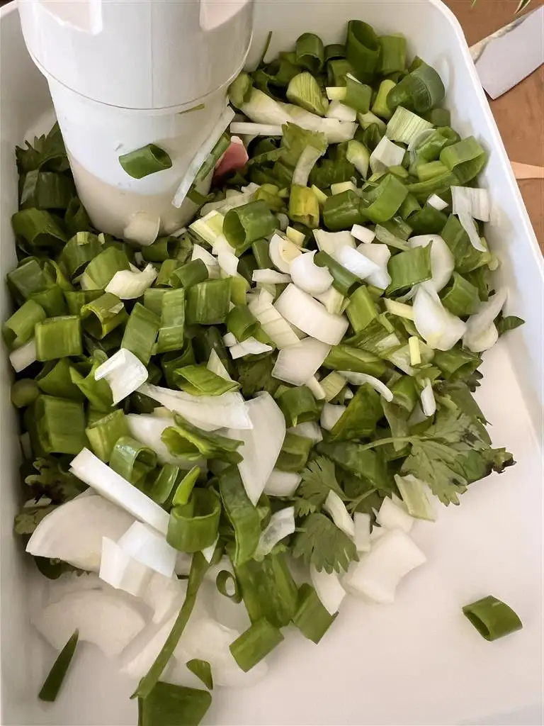les légumes passés au hachoir à viande hachée pour les samoussas réunionnais