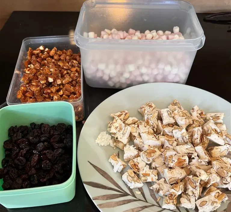 nougat, cramberries, amades grillées sucrées et guimauves