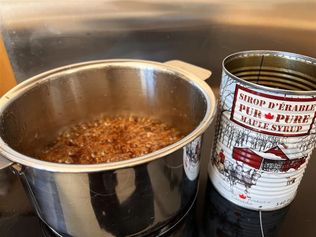 Réduction, concentration du sirop d'érable canadien pour la #pecan-pie