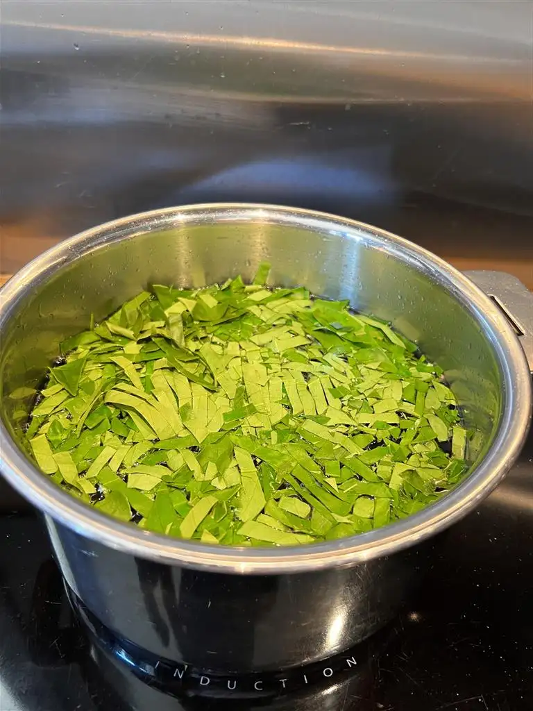 Hachage grossier des feuilles de kaffir pour infusion