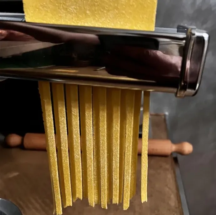 la découpe des pâtes fraiches
