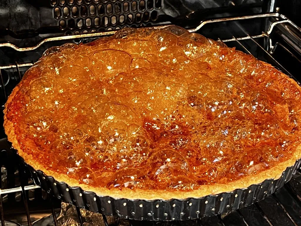 la tarte au sirop d'érable en cuisson