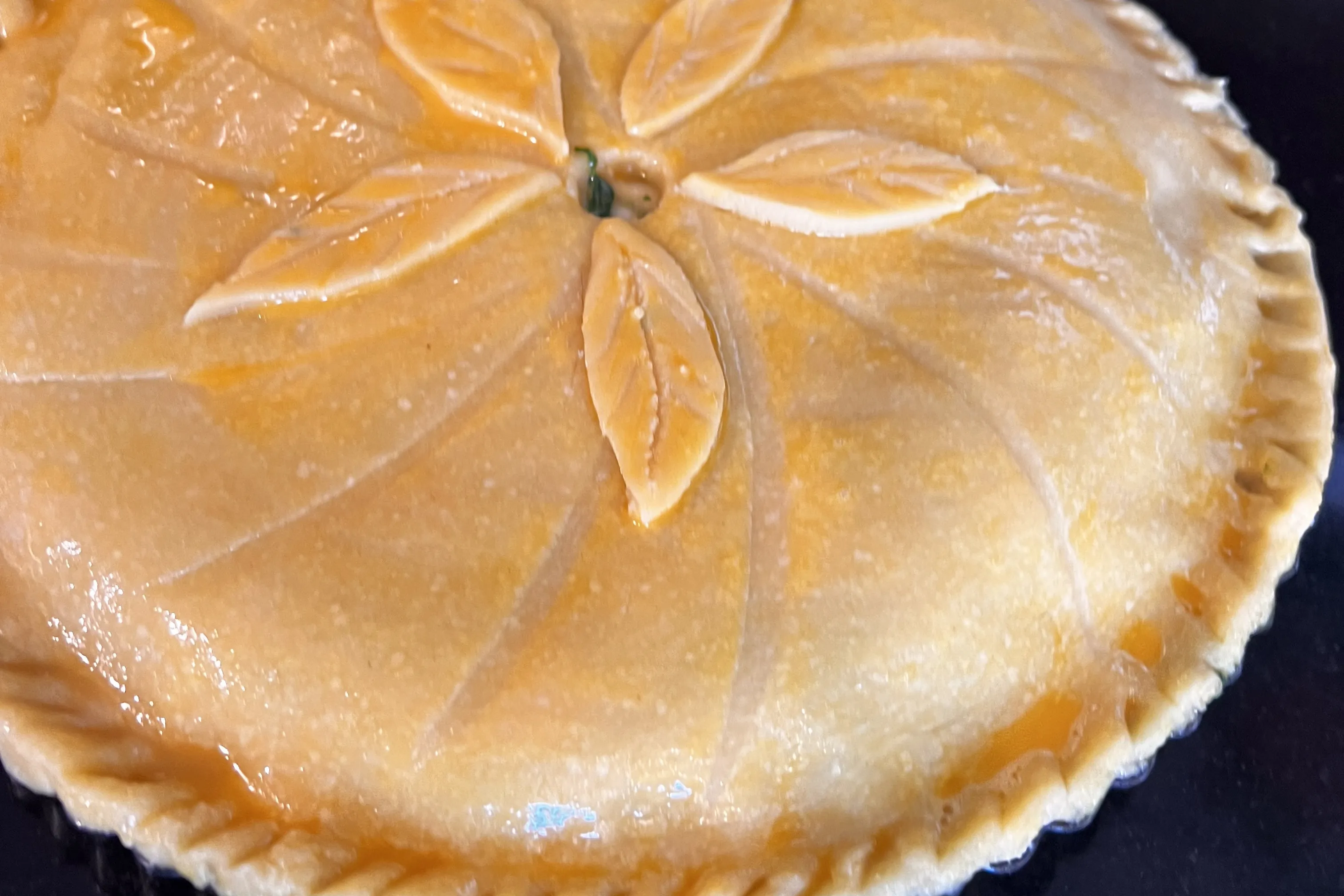 un beau décors sur la tourte aux blettes