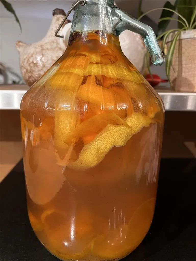mise en bonbonne du vin d'oranges